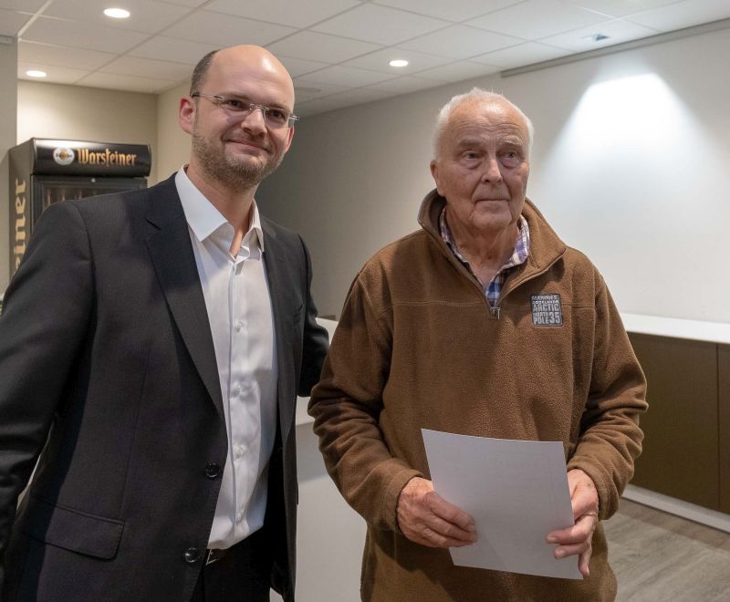 BVSA-Vorsitzender Thomas Schaarschmidt überreicht Gunther Schmidt die Ehrung // Foto: Eckehard Schulz BVSA-Vorsitzender Thomas Schaarschmidt überreicht Gunther Schmidt die Ehrung // Foto: Eckehard Schulz